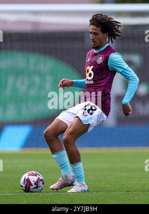 Hannibal Mejbri de Burnley en action lors du Sky Bet Championship match au Kassam Stadium, Oxford. Date de la photo : samedi 28 septembre 2024. Banque D'Images