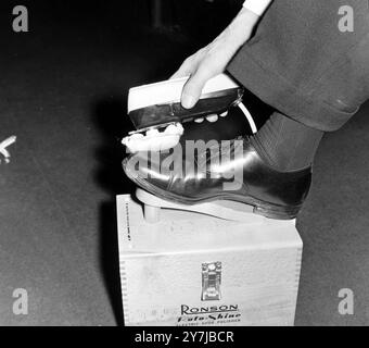 POLISSEUSE DE CHAUSSURES ÉLECTRIQUE À L'EXPOSITION LIVING À LONDRES ; 12 FÉVRIER 1964 Banque D'Images