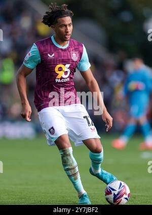 Bashir Humphreys de Burnley en action lors du match du Sky Bet Championship au Kassam Stadium, Oxford. Date de la photo : samedi 28 septembre 2024. Banque D'Images