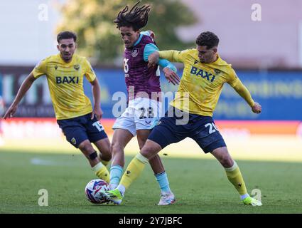 Hannibal Mejbri de Burnley et Ruben Rodrigues d'Oxford United en action lors du Sky Bet Championship match au Kassam Stadium, Oxford. Date de la photo : samedi 28 septembre 2024. Banque D'Images