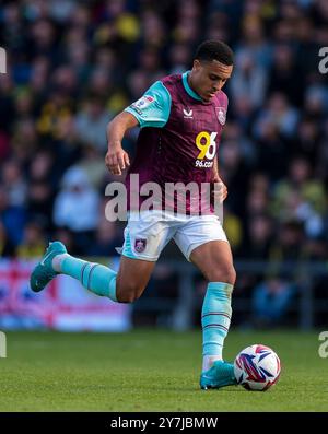 Burnley's CJ Egan-Riley en action lors du Sky Bet Championship match au Kassam Stadium, Oxford. Date de la photo : samedi 28 septembre 2024. Banque D'Images