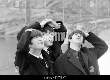 THE BEATLES POP GROUP PAUL MCCARTNEY, RINGO STARR ET JOHN LENNON IN NEW YORK CENTRAL PARK / ; 10 FÉVRIER 1964 Banque D'Images