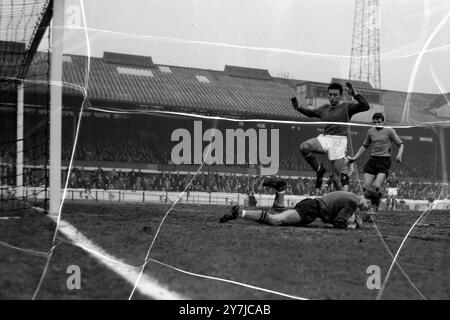 FOOTBALL WOLVERHAMPTON WANDERERS V CHELSEA LONDON -BARRY BRIDGES AND DAVIES IN ACTION / ; 8 FÉVRIER 1964 Banque D'Images