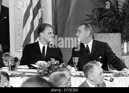 L'ÉVANGÉLISTE BILLY GRAHAM AVEC LE PRÉSIDENT AMÉRICAIN LYNDON B JOHNSON À WASHINGTON ; LE 7 FÉVRIER 1964 Banque D'Images