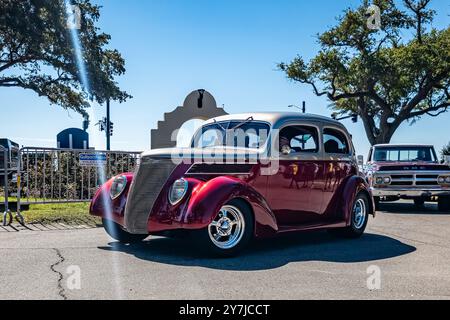 Gulfport, MS - 02 octobre 2023 : vue d'angle avant basse d'une berline Ford Deluxe Tudor 1937 lors d'un salon automobile local. Banque D'Images