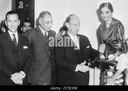 L'AMBASSADEUR DES ÉTATS-UNIS AUX ÉTATS-UNIS ADLAI STEVENSON OUVRIRA UN NOUVEAU TERMINAL AÉRIEN À NEW YORK / ; 7 FÉVRIER 1964 Banque D'Images