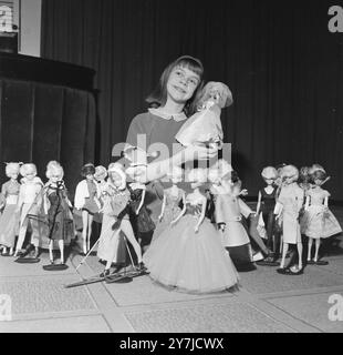 ANNE KELLER AVEC LA POUPÉE LA PLUS POPULAIRE À LONDRES - BARBIE / ; 5 FÉVRIER 1964 Banque D'Images