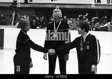 CHRISTINE ET MARIELLE GOITSCHEL AVEC JEAN SAUBERT SUR LE PODIUM À INNSBRUCK AUX JEUX OLYMPIQUES D'HIVER / ; 3 FÉVRIER 1964 Banque D'Images