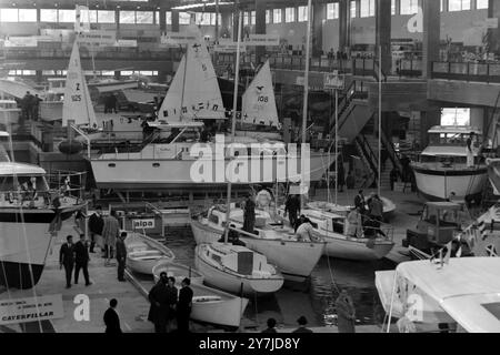 EXPOSITIONS SALON NAUTIQUE INTERNATIONAL À GÊNES, ITALIE ; 3 FÉVRIER 1964 Banque D'Images