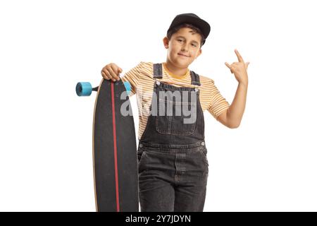 Cool Boy posant avec un longboard et faisant des gestes sur un signe rock and roll isolé sur fond blanc Banque D'Images