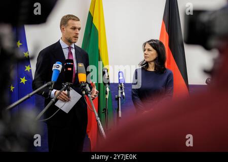 Gabrielius Landsbergis, Aussenminister von Litauen, und Annalena Baerbock Buendnis 90/Die Gruenen, Bundesaussenministerin, aufgenommen im Rahmen eines Pressestatements in Berlin, 30.09.2024. Fotografiert im Auftrag des Auswaertigen AMTES. Berlin Deutschland *** Gabrielius Landsbergis, ministre lituanien des Affaires étrangères, et Annalena Baerbock Buendnis 90 Die Gruenen, ministre fédéral des Affaires étrangères, photographié lors d'un communiqué de presse à Berlin, 30 09 2024 photographié au nom du ministère fédéral des Affaires étrangères Berlin Allemagne Copyright : xKiraxHofmann/AAX Banque D'Images