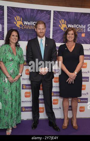 RETRANSMISSION AJOUT D'INFORMATIONS SUPPLÉMENTAIRES SUR LA LÉGENDE Sally Jackson (à gauche), GSK et Sally Beck avec le duc de Sussex, patron de WellChild, alors qu'il arrive pour les WellChild Awards 2024, qui célèbrent les réalisations et la résilience des jeunes gravement malades et de leurs familles, au Royal Lancaster à Londres. Date de la photo : lundi 30 septembre 2024. Banque D'Images