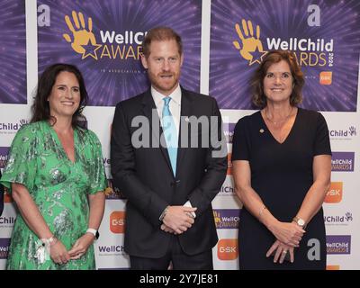 RETRANSMISSION AJOUT D'INFORMATIONS SUPPLÉMENTAIRES SUR LA LÉGENDE Sally Jackson (à gauche), GSK et Sally Beck avec le duc de Sussex, patron de WellChild, alors qu'il arrive pour les WellChild Awards 2024, qui célèbrent les réalisations et la résilience des jeunes gravement malades et de leurs familles, au Royal Lancaster à Londres. Date de la photo : lundi 30 septembre 2024. Banque D'Images