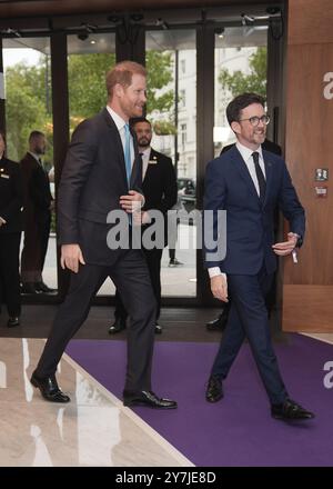 RETRANSMISSION AJOUT DE LÉGENDES SUPPLÉMENTAIRES Matt James, directeur général de WellChild avec le duc de Sussex (à gauche), patron de WellChild, alors qu'il arrive pour les WellChild Awards 2024, qui célèbrent les réalisations et la résilience des jeunes gravement malades et de leurs familles, au Royal Lancaster à Londres. Date de la photo : lundi 30 septembre 2024. Banque D'Images