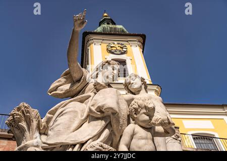 Figurengruppe der Mutter Baar und die Katholische Kirche créé Johann in Donaueschingen, Baden-Württemberg, Deutschland | Groupe de statues représentant th Banque D'Images