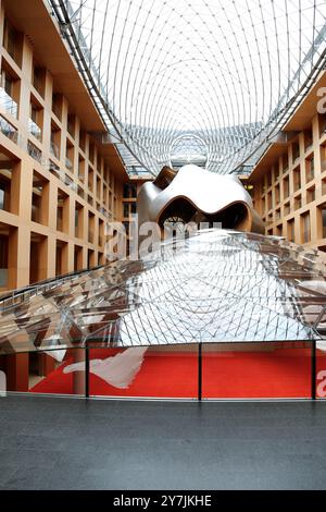 Berlin, Allemagne - 10 juillet 2013 : intérieur de la DZ Bank, Berlin, Allemagne. Il a été conçu par l'architecte Frank Gehry et a été achevé en 2000. Banque D'Images