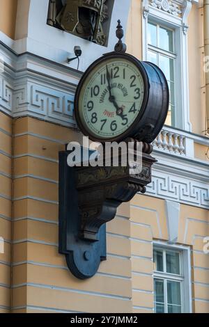 Saint-Pétersbourg, Russie - 16 juin 2024 : horloge de rue vintage sur le mur d'un ancien bâtiment à Saint-Pétersbourg Banque D'Images