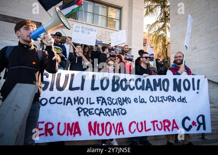 Rome, Italie. 30 septembre 2024. Les étudiants du groupe cambiare Rotta (changement de cours) se rassemblent devant la Faculté de littérature et de philosophie de l’Université la Sapienza, pour protester contre Alessandro Giuli, nouveau ministre de la culture, et son appartenance passée à des groupes néo-fascistes. Le ministre vient de quitter l'immeuble après avoir passé un examen. 'Nous échouons Giuli! Nous échouons au fascisme et à la culture de la précarité », lit la bannière. (Crédit image : © Marco Di Gianvito/ZUMA Press Wire) USAGE ÉDITORIAL SEULEMENT! Non destiné à UN USAGE commercial ! Banque D'Images