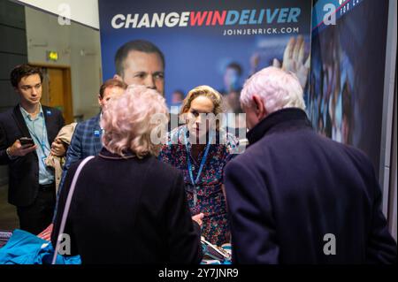 Birmingham, Royaume-Uni. 30 septembre 2024. La femme de Robert Jenrichk, Michal Berkner, vue à la conférence. Le Parti conservateur est le deuxième plus grand parti politique du Royaume-Uni et se réunit à Birmingham pour sa conférence d'automne. Crédit : SOPA images Limited/Alamy Live News Banque D'Images