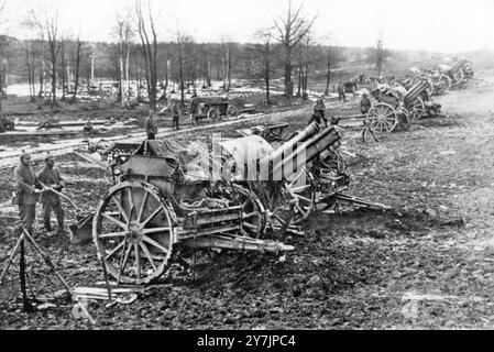 Obusiers de campagne allemands de 150 cm de LA PREMIÈRE GUERRE MONDIALE près d'Aras, 1917. Photo : Bildarchiv Banque D'Images