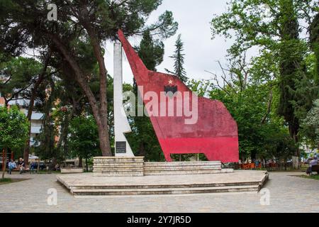 Berat, Albanie - 3 juin 2024. Un monument à Margarita Tutulani, une héroïne partisane antifasciste de la seconde Guerre mondiale, à Berat, classée au patrimoine mondial de l'UNESCO en Albanie. Banque D'Images