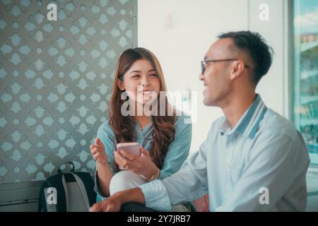 Un groupe d'amis s'engage dans une conversation animée dans un cadre de café confortable Banque D'Images