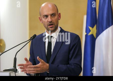 Beyrouth, Liban. 30 septembre 2024. Le ministre français des Affaires étrangères Jean-Noel Barrot intervient lors d’une conférence de presse à la résidence Pine, résidence officielle de l’ambassadeur de France au Liban. Crédit : Marwan Naamani/dpa/Alamy Live News Banque D'Images