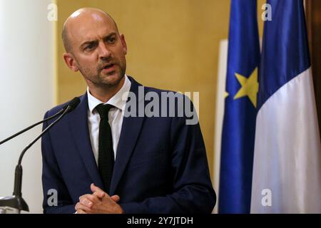 Beyrouth, Liban. 30 septembre 2024. Le ministre français des Affaires étrangères Jean-Noel Barrot intervient lors d’une conférence de presse à la résidence Pine, résidence officielle de l’ambassadeur de France au Liban. Crédit : Marwan Naamani/dpa/Alamy Live News Banque D'Images