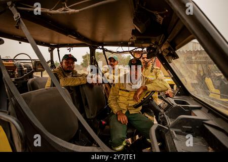 Kadiweu, Brésil. 12 septembre 2024. Le pompier volontaire Eduardo et ses collègues sont assis dans un véhicule 4x4 peu avant l'opération. Le groupe soutient les véhicules de transport des pompiers sur terre. Selon l'institut spatial brésilien Inpe, il y a eu 3 538 foyers d'incendie au cours des six premiers mois seulement. Crédit : Diego Cardoso/dpa/Alamy Live News Banque D'Images