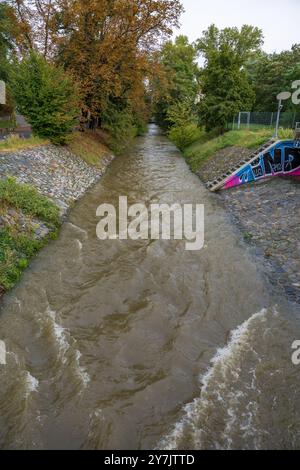 Prague, République tchèque - 16 septembre 2024 : rivière Rokytka dans les jardins Thomayer pendant les inondations Banque D'Images