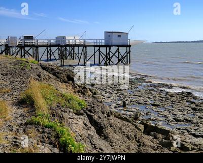 Cabine de pêcheur ou carrelet et petits bateaux à Fouras en France, également connu sous le nom de Fouras-les-bains, est une commune française du département de la Charente-M. Banque D'Images