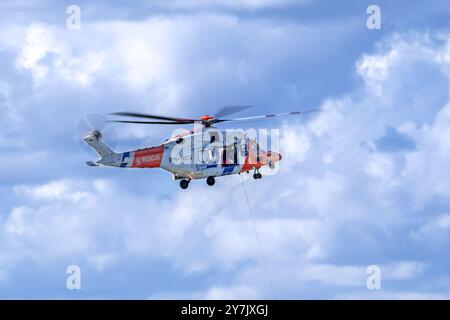 AgustaWestland AW189 hélicoptère de sauvetage pH-NCG du Nederlandse Kustwacht / Dutch Coastguard volant le long de la côte de la mer du Nord, pays-Bas Banque D'Images