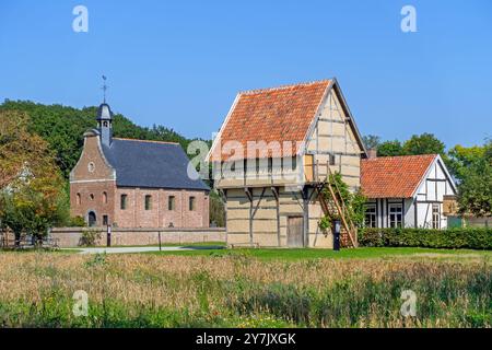 Chapelle, école et spijker du 17ème siècle, grenier dans le village recréé Hesbaye / Haspengouw au musée en plein air Bokrijk, Limbourg, Flandre, Belgique Banque D'Images