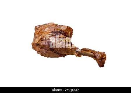 Cuisse de canard cuite avec des pommes et de la sauce sur un fond blanc Banque D'Images