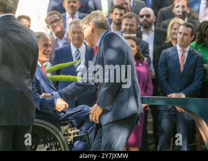 Austin Texas USA, septembre 30 2024 : le gouverneur du Texas GREG ABBOTT (à gauche) salue l'ancien gouverneur du Texas RICK PERRY (à droite) lors d'un événement pour présenter l'équipe dirigeante de la Bourse du Texas (TXSE) au manoir du gouverneur. Une fois approuvé par la Securities and Exchange Commission (SEC), le TXSE sera basé à Dallas. Crédit : Bob Daemmrich/Alamy Live News Banque D'Images