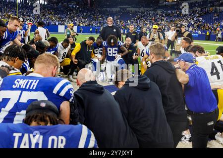 Indianapolis, Indiana, États-Unis. 29 septembre 2024. Cercle de prière après un match de la NFL entre les Colts d'Indianapolis et les Steelers de Pittsburgh au Lucas Oil Stadium à Indianapolis, Indiana. John Mersits/CSM/Alamy Live News Banque D'Images