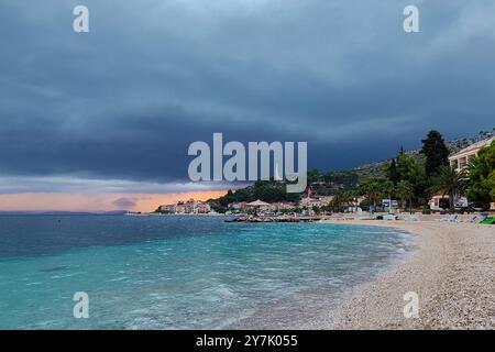 Jour nuageux sur la plage de Podgora, la mer Adriatique en Croatie Banque D'Images