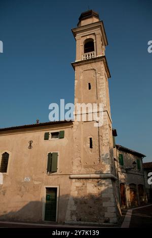 Le village de pêcheurs de Bardolino sur le lac de Garde, province de Vérone, Vénétie, Italie Banque D'Images