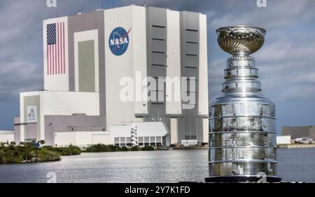 KSC, Floride, États-Unis. 17 septembre 2024. Plus tôt cette année, les Panthers de la Floride ont remporté leur premier championnat de la LNH et ont remporté la victoire dans l’État de Floride. Dans le cadre de sa tournée de championnat, la Stanley Cup a fait une visite au NASAs Kennedy Space Center. Sur la photo, la coupe Stanley argentée avec l'emblématique bâtiment d'assemblage de véhicules de la NASA, qui abrite actuellement des composants de la mission agencys Artemis II, montrée en arrière-plan au Kennedy Space Center le mardi 17 septembre 2024. (Crédit image : © Cory Huston/NASA/ZUMA Press Wire) USAGE ÉDITORIAL SEULEMENT! Non destiné à UN USAGE commercial ! Banque D'Images