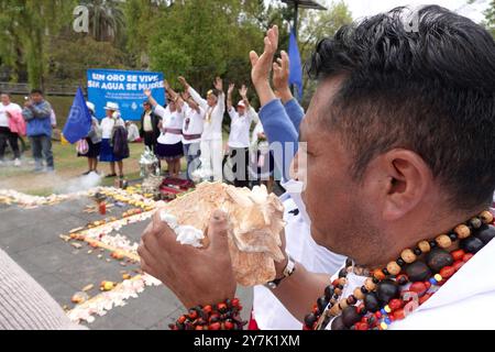 CUENCA ORACION POR El AGUA Cuenca, Équateur 30 septembre 2024 ce matin sur les rives de la rivière Tomebamba dans la ville de Cuenca, une cérémonie œcuménique a eu lieu en défense de l'eau, sans eau il n'y a pas de vie prière pour l'eau, par les collaborateurs en défense de l'eau à Azuay photo Boris Romoleroux API soi CUENCA ORACION PORELAGUA 0821f459101537968690bc3cad3c3cad60BROX48x Copyright Banque D'Images