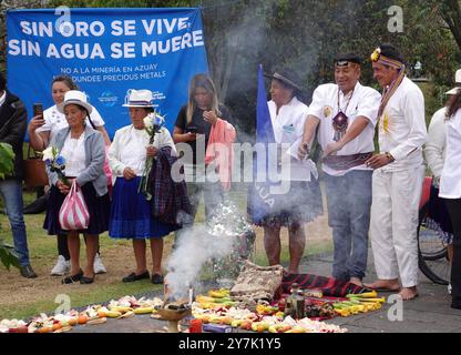 CUENCA ORACION POR El AGUA Cuenca, Équateur 30 septembre 2024 ce matin sur les rives de la rivière Tomebamba dans la ville de Cuenca, une cérémonie œcuménique a eu lieu en défense de l'eau, sans eau il n'y a pas de vie prière pour l'eau, par les collaborateurs en défense de l'eau à Azuay photo Boris Romoleroux API soi CUENCA ORACION PORELAGUA 37099fa245d11bfb92e5bd12e5bd12eXROX16x3 Copyright Banque D'Images