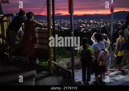 Les gens apprécient les vues nocturnes de Kyoto depuis le point de vue du temple Fushimi Inari Taisha, Kyoto, Japon Banque D'Images