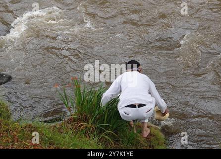 CUENCA ORACION POR El AGUA Cuenca, Équateur 30 septembre 2024 ce matin sur les rives de la rivière Tomebamba dans la ville de Cuenca, une cérémonie œcuménique a été organisée en défense de l'eau, sans eau il n'y a pas de vie prière pour l'eau, par les collaborateurs en défense de l'eau à Azuay photo Boris Romoleroux API soi CUENCA ORACION PORELAGUA 214698888cdaa2dbdd60359ed3x3xORM3x1 Copyright Banque D'Images