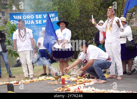 CUENCA ORACION POR El AGUA Cuenca, Équateur 30 septembre 2024 ce matin sur les rives de la rivière Tomebamba dans la ville de Cuenca, une cérémonie œcuménique a eu lieu en défense de l'eau, sans eau il n'y a pas de vie prière pour l'eau, par les collaborateurs en défense de l'eau à Azuay photo Boris Romoleroux API soi CUENCA ORACION PORELAGUA f629b3818ff59b0b1a017e5c5xR5xROXDROXD3X Copyright Banque D'Images