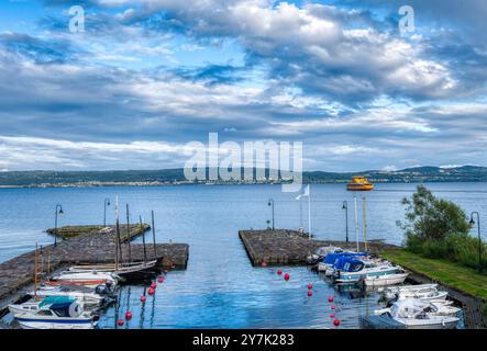 Vue sur le port de Visingso avec le ferry pour Granna en arrière-plan Banque D'Images