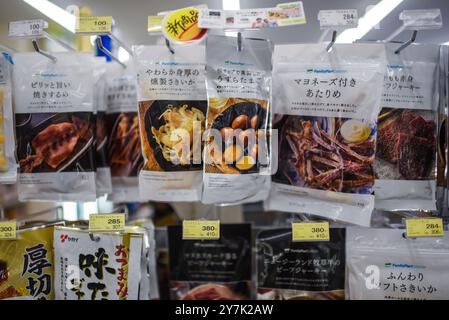 Nourriture séchée dans Family Mart, Kyoto, Japon Banque D'Images