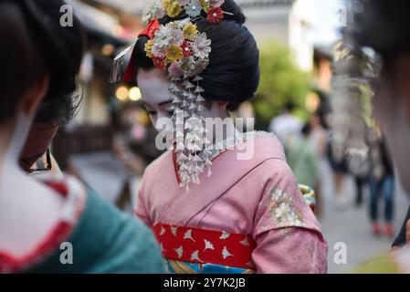 Groupe de femmes habillées en Maikos dans les rues de Kyoto, au Japon Banque D'Images