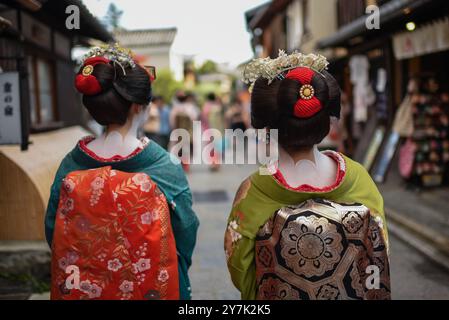 Groupe de femmes habillées en Maikos dans les rues de Kyoto, au Japon Banque D'Images