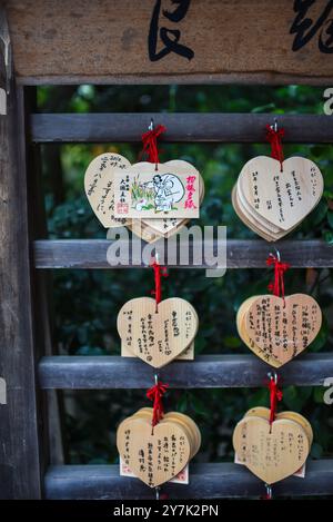 EMA en forme de coeur dans le sanctuaire de Yasaka à Kyoto, Japon Banque D'Images