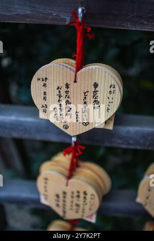 EMA en forme de coeur dans le sanctuaire de Yasaka à Kyoto, Japon Banque D'Images